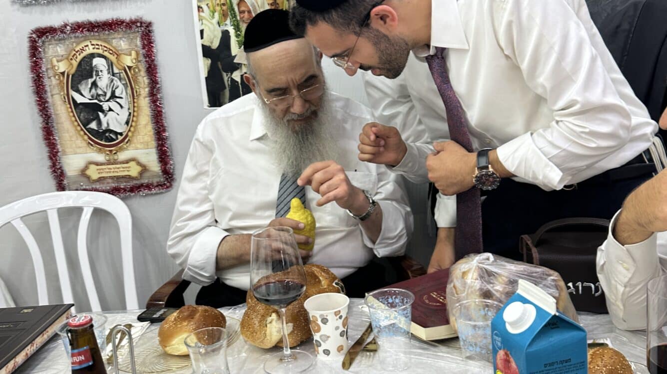 צילא דמהימנותא: חג הסוכות במחיצת הגאון רבי יעקב שכנזי