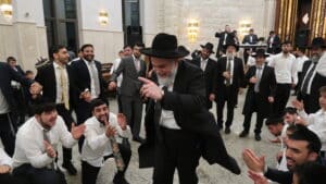 אשורר שירה לכבוד התורה: הקפות שניות בישיבת "אוהל יוסף" 