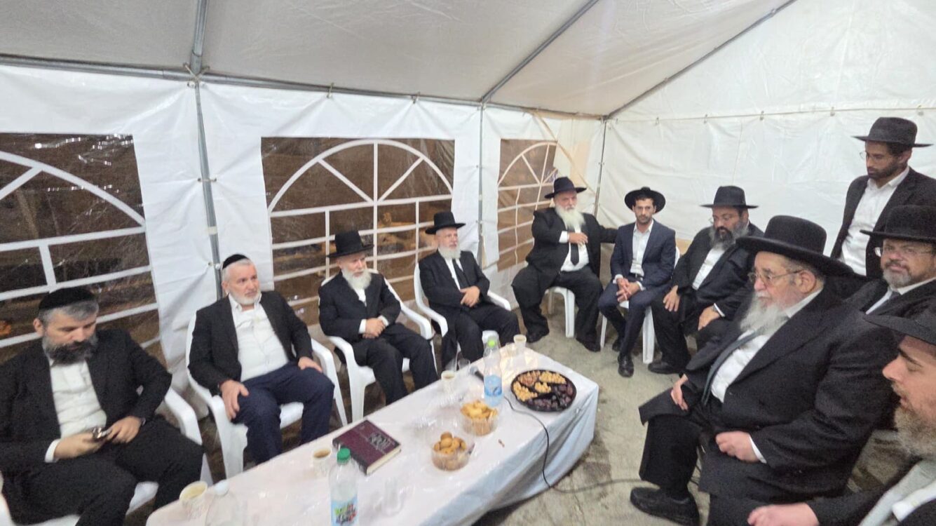 גדולי ישראל ואישי הציבור עלו לנחם את הרבנים לבית כהן