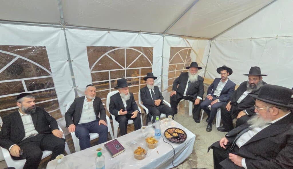 גדולי ישראל ואישי הציבור עלו לנחם את הרבנים לבית כהן גדולי ישראל ואישי הציבור עלו לנחם את הרבנים לבית כהן