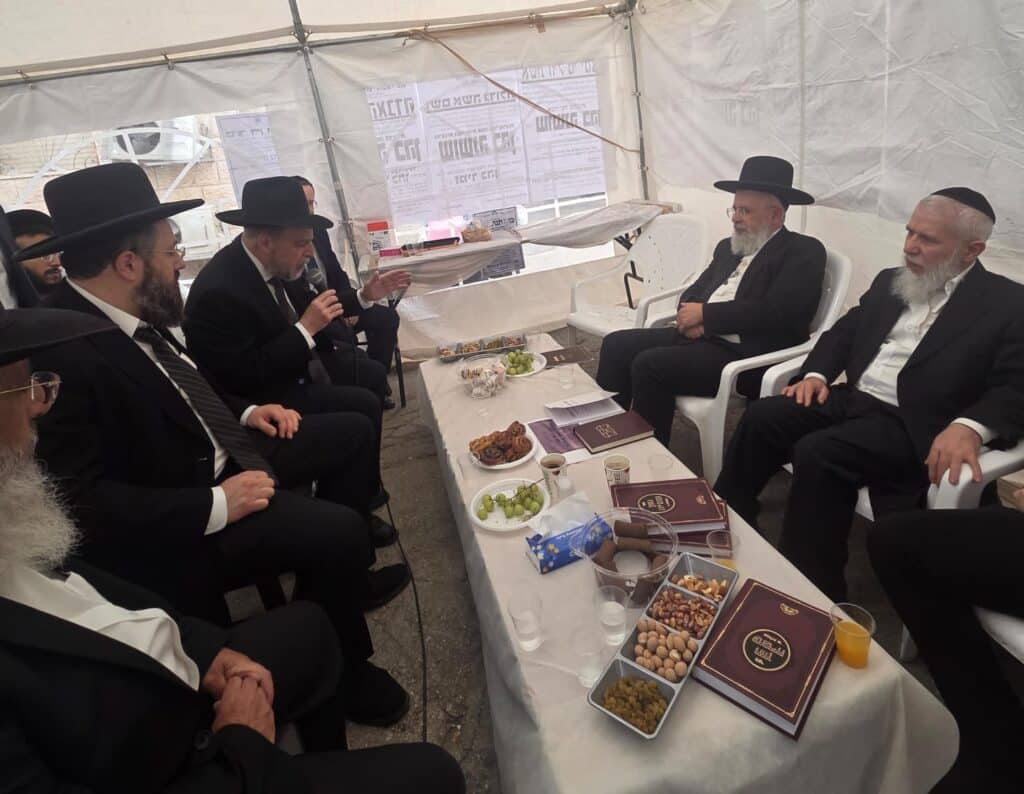 גדולי ישראל ואישי הציבור עלו לנחם את הרבנים לבית כהן גדולי ישראל ואישי הציבור עלו לנחם את הרבנים לבית כהן