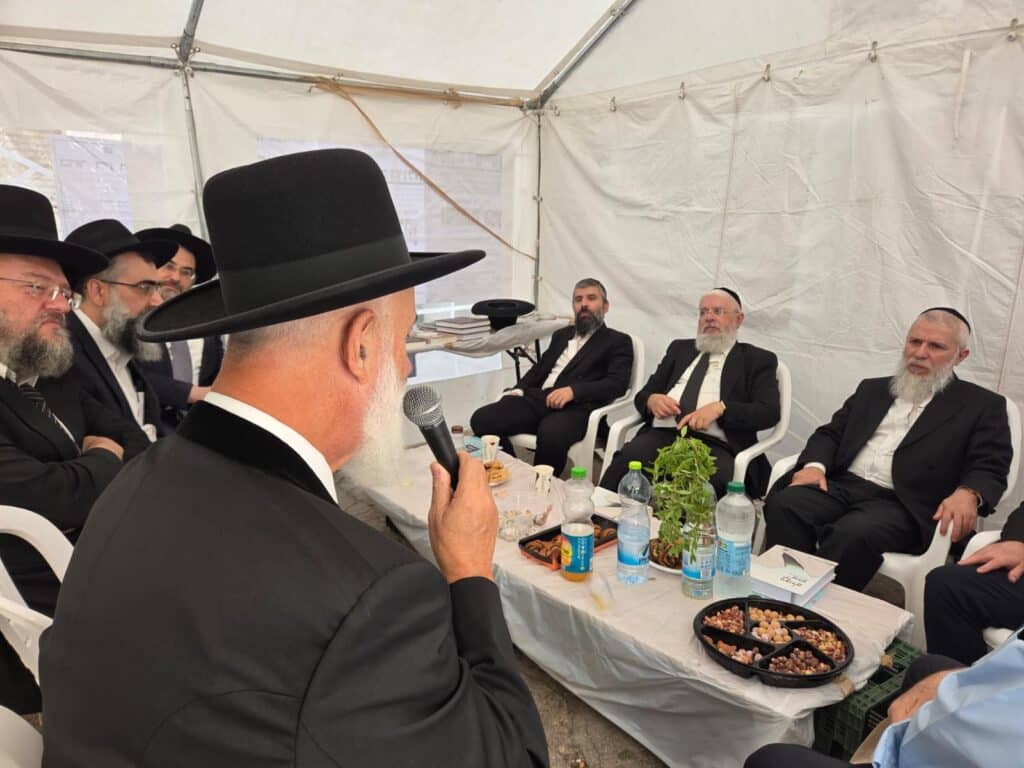 גדולי ישראל ואישי הציבור עלו לנחם את הרבנים לבית כהן גדולי ישראל ואישי הציבור עלו לנחם את הרבנים לבית כהן