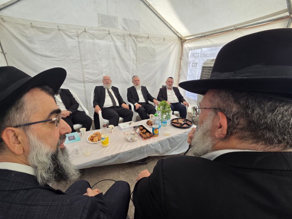 גדולי ישראל ואישי הציבור עלו לנחם את הרבנים לבית כהן גדולי ישראל ואישי הציבור עלו לנחם את הרבנים לבית כהן