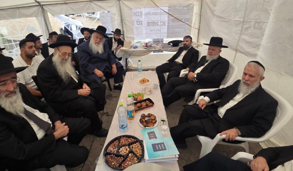 גדולי ישראל ואישי הציבור עלו לנחם את הרבנים לבית כהן גדולי ישראל ואישי הציבור עלו לנחם את הרבנים לבית כהן