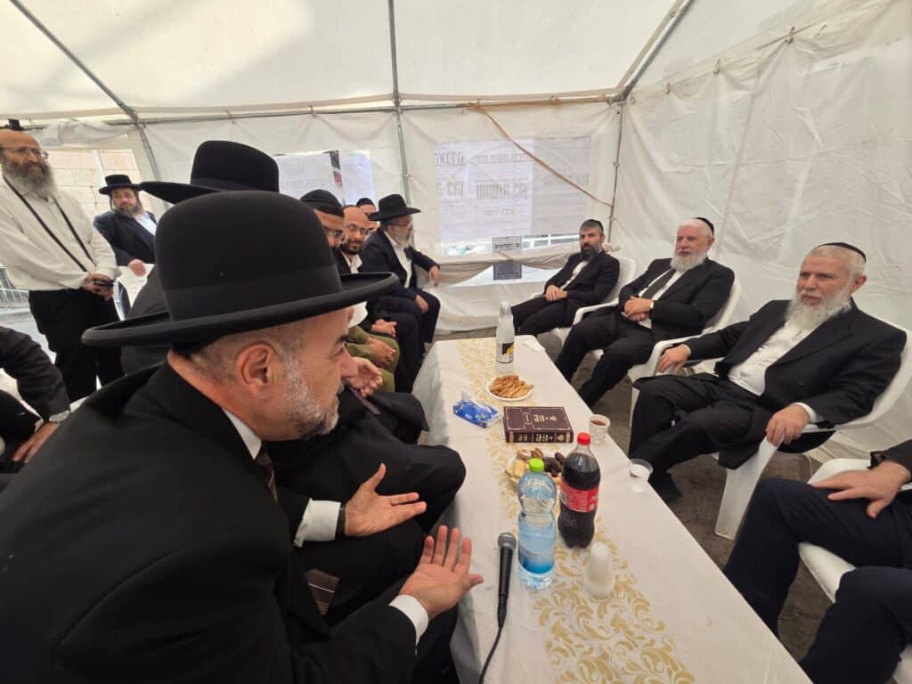 גדולי ישראל ואישי הציבור עלו לנחם את הרבנים לבית כהן גדולי ישראל ואישי הציבור עלו לנחם את הרבנים לבית כהן