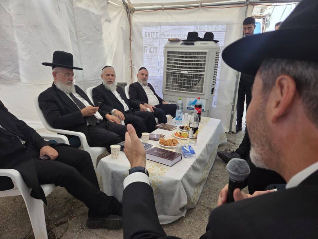 גדולי ישראל ואישי הציבור עלו לנחם את הרבנים לבית כהן גדולי ישראל ואישי הציבור עלו לנחם את הרבנים לבית כהן