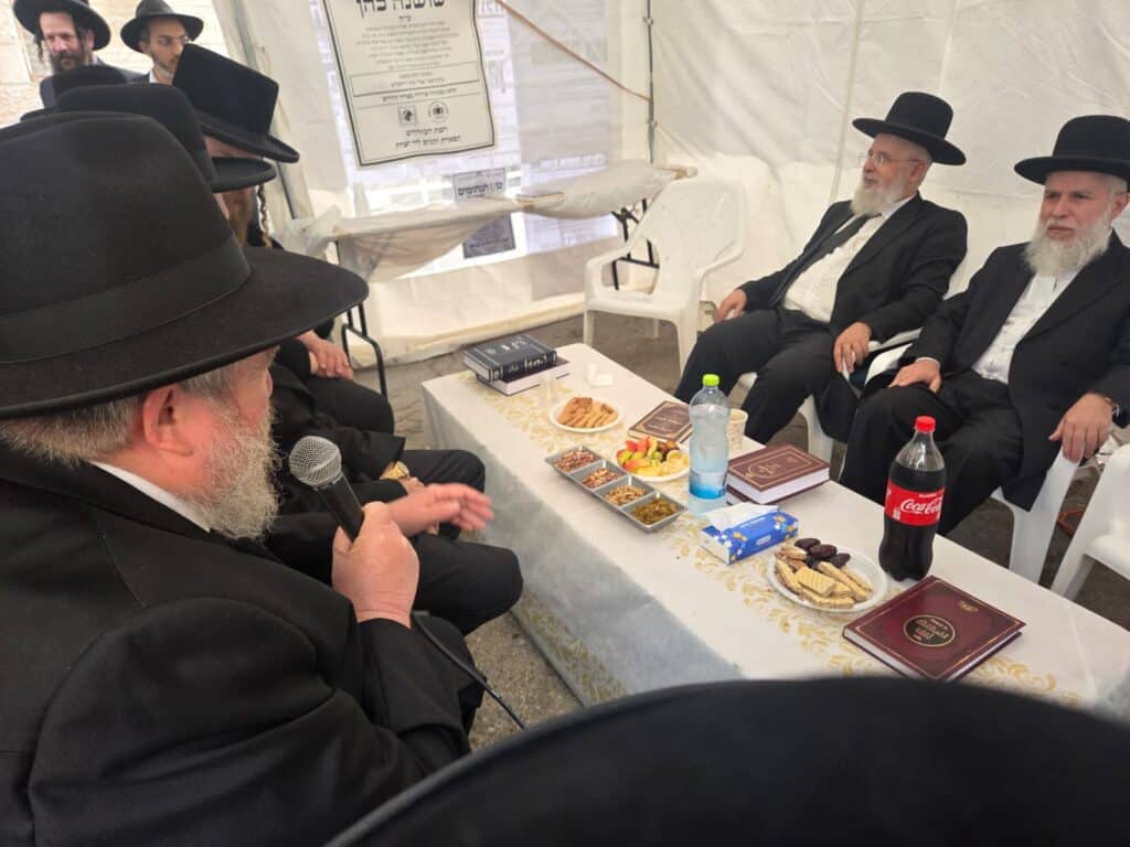 גדולי ישראל ואישי הציבור עלו לנחם את הרבנים לבית כהן גדולי ישראל ואישי הציבור עלו לנחם את הרבנים לבית כהן