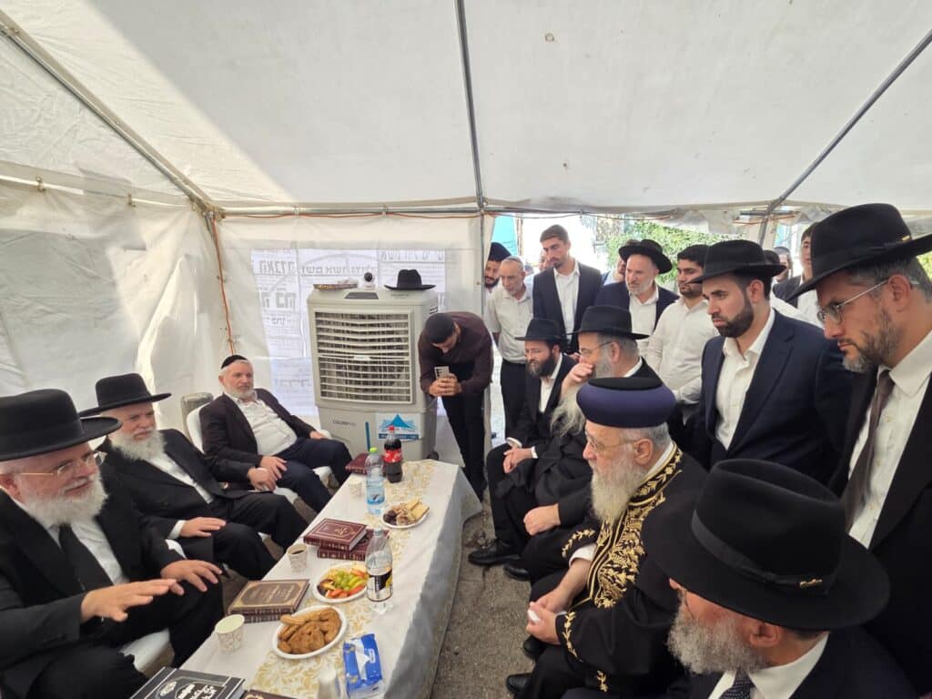 גדולי ישראל ואישי הציבור עלו לנחם את הרבנים לבית כהן גדולי ישראל ואישי הציבור עלו לנחם את הרבנים לבית כהן