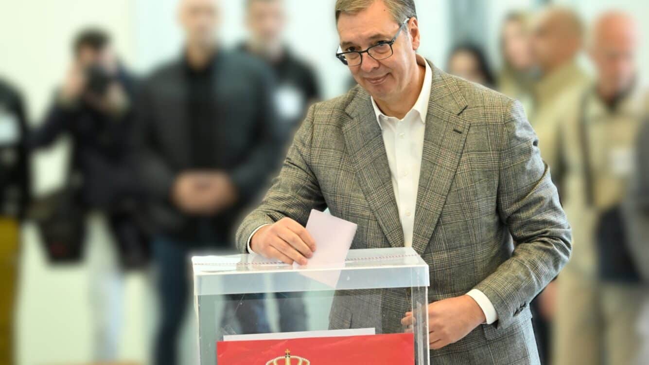 מהפך דרמטי בסרביה: אחרי 14 שנות שלטון, הנשיא הודה בתבוסה
