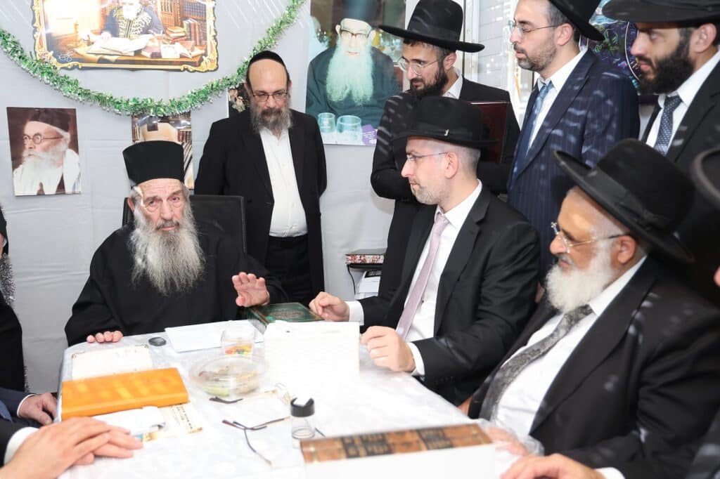 בסוכת הגר"נ בן שמעון: מעמד מרומם בהשתתפות ראשי ארגון 2000 בסוכת הגר"נ בן שמעון: מעמד מרומם בהשתתפות ראשי ארגון 2000