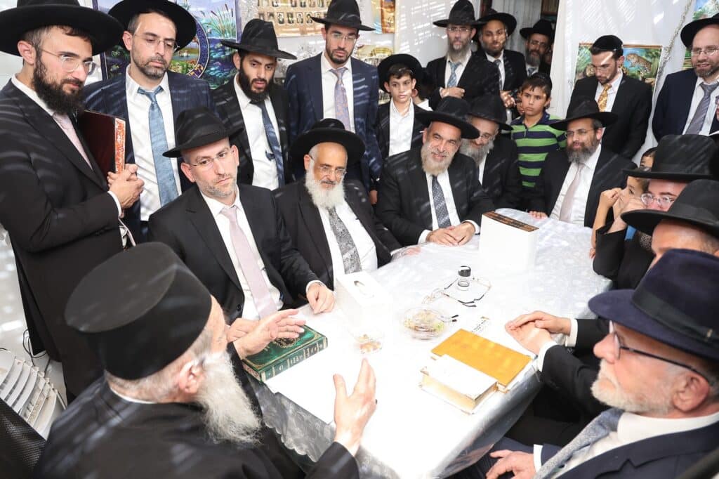 בסוכת הגר"נ בן שמעון: מעמד מרומם בהשתתפות ראשי ארגון 2000 בסוכת הגר"נ בן שמעון: מעמד מרומם בהשתתפות ראשי ארגון 2000