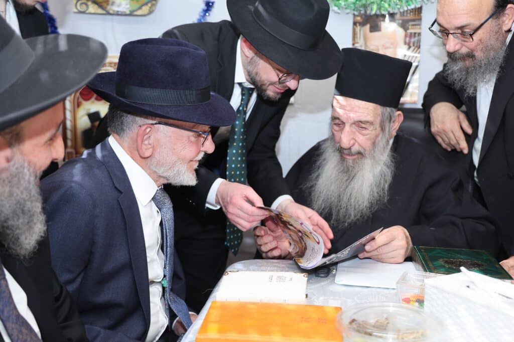 בסוכת הגר"נ בן שמעון: מעמד מרומם בהשתתפות ראשי ארגון 2000 בסוכת הגר"נ בן שמעון: מעמד מרומם בהשתתפות ראשי ארגון 2000