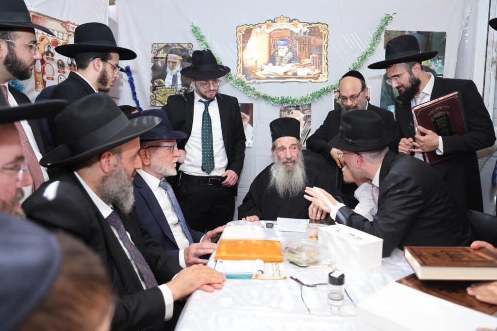 בסוכת הגר"נ בן שמעון: מעמד מרומם בהשתתפות ראשי ארגון 2000 בסוכת הגר"נ בן שמעון: מעמד מרומם בהשתתפות ראשי ארגון 2000
