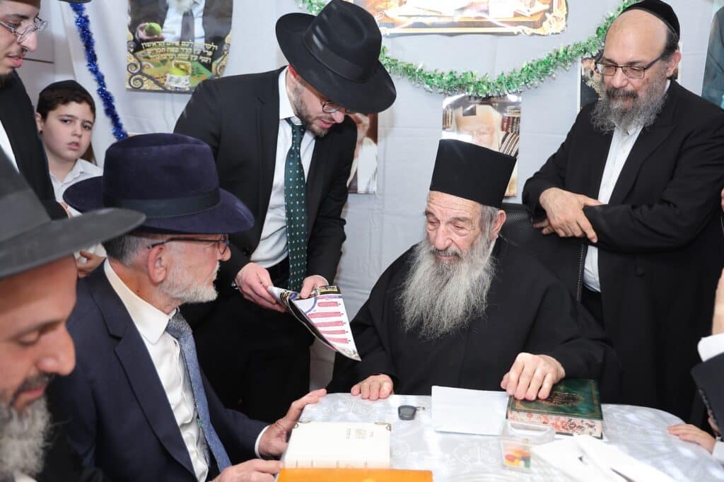 בסוכת הגר"נ בן שמעון: מעמד מרומם בהשתתפות ראשי ארגון 2000 בסוכת הגר"נ בן שמעון: מעמד מרומם בהשתתפות ראשי ארגון 2000