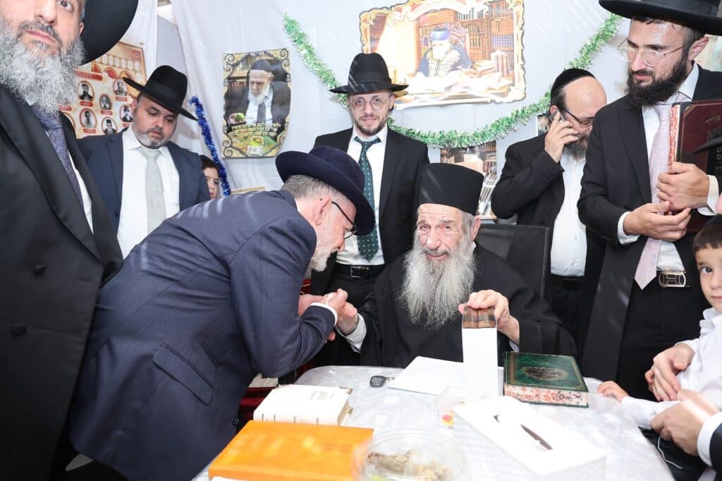 בסוכת הגר"נ בן שמעון: מעמד מרומם בהשתתפות ראשי ארגון 2000 בסוכת הגר"נ בן שמעון: מעמד מרומם בהשתתפות ראשי ארגון 2000