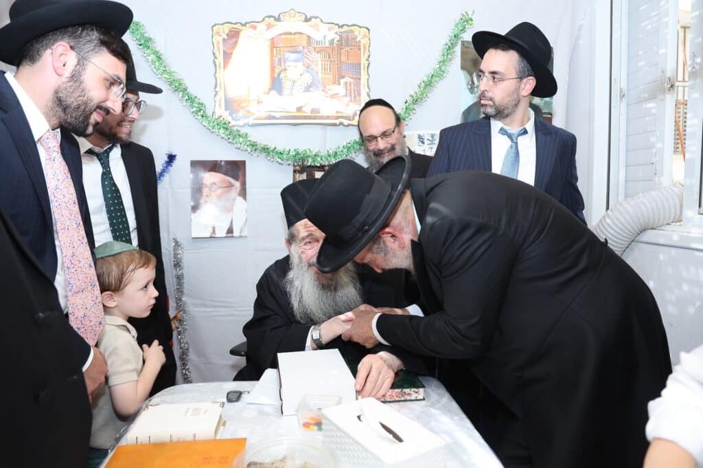 בסוכת הגר"נ בן שמעון: מעמד מרומם בהשתתפות ראשי ארגון 2000 בסוכת הגר"נ בן שמעון: מעמד מרומם בהשתתפות ראשי ארגון 2000
