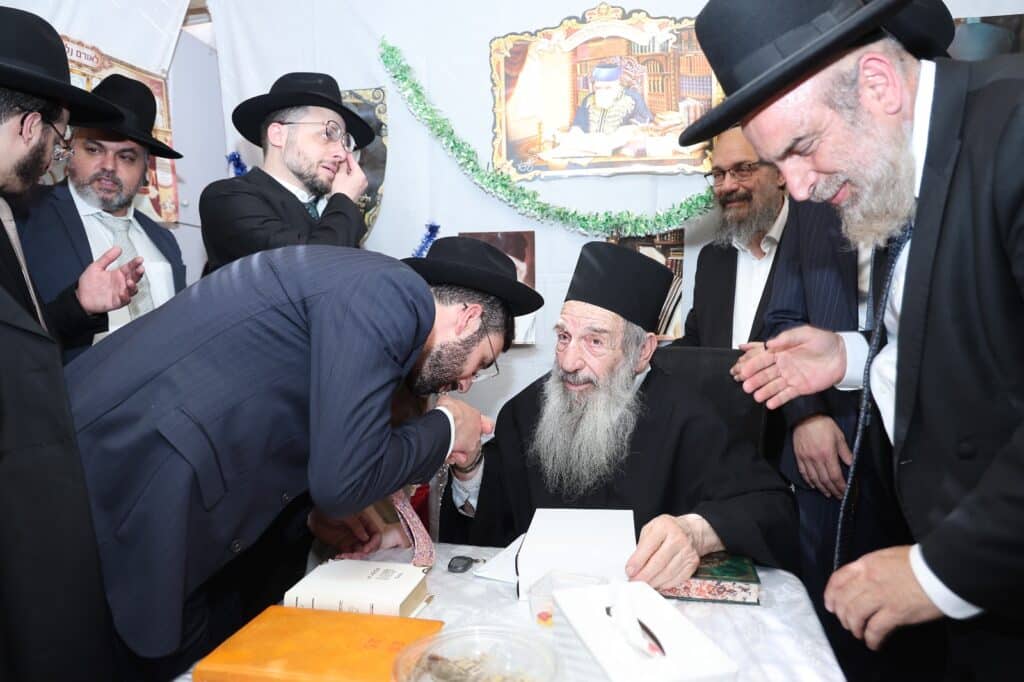 בסוכת הגר"נ בן שמעון: מעמד מרומם בהשתתפות ראשי ארגון 2000 בסוכת הגר"נ בן שמעון: מעמד מרומם בהשתתפות ראשי ארגון 2000