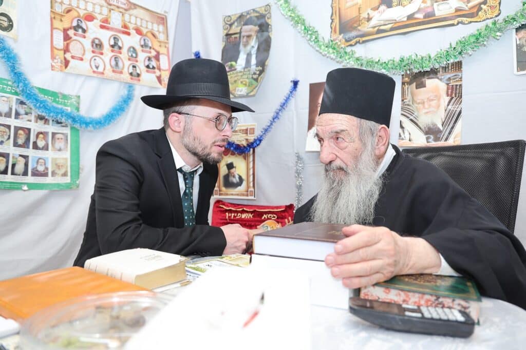 בסוכת הגר"נ בן שמעון: מעמד מרומם בהשתתפות ראשי ארגון 2000 בסוכת הגר"נ בן שמעון: מעמד מרומם בהשתתפות ראשי ארגון 2000
