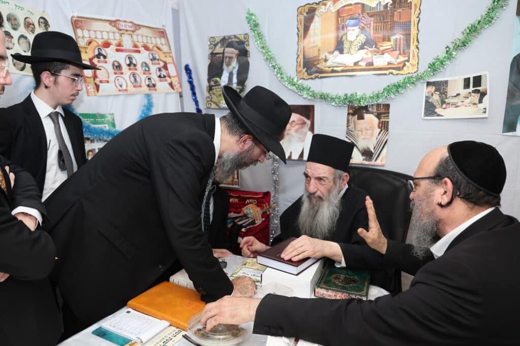 בסוכת הגר"נ בן שמעון: מעמד מרומם בהשתתפות ראשי ארגון 2000 בסוכת הגר"נ בן שמעון: מעמד מרומם בהשתתפות ראשי ארגון 2000