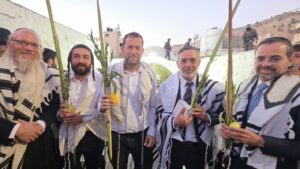 לראשונה: תפילת שחרית המונית עם 4 המינים בקבר יוסף