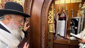 לאחר נס המטוס: הראשון לציון רבי יצחק יוסף ערך תפילת הודיה