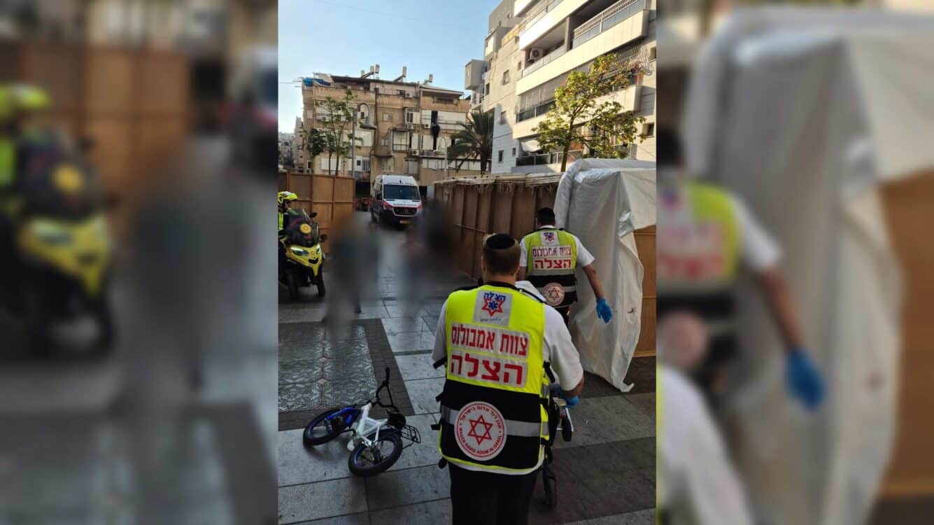 בני ברק: גבר נפל מגובה של חמישה מטרים במהלך פירוק הסוכה