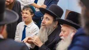 הילדים המיוחדים חגגו בחיידר החדש - גדולי ישראל הגיעו ללחזקם