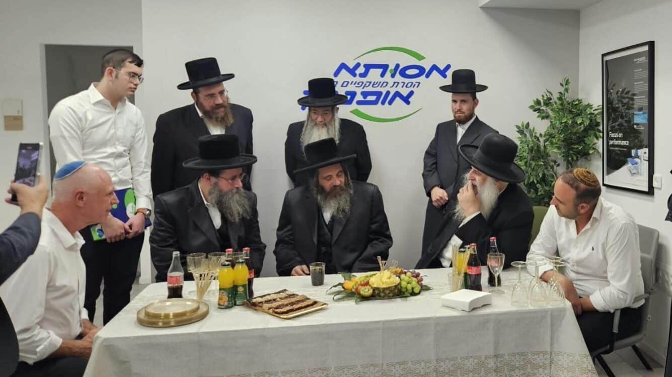 אדמו"רי ורבני העיר במעמד חנוכת הסניף החדש של 'אסותא אופטיק'