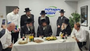 אדמו"רי ורבני העיר במעמד חנוכת הסניף החדש של 'אסותא אופטיק'