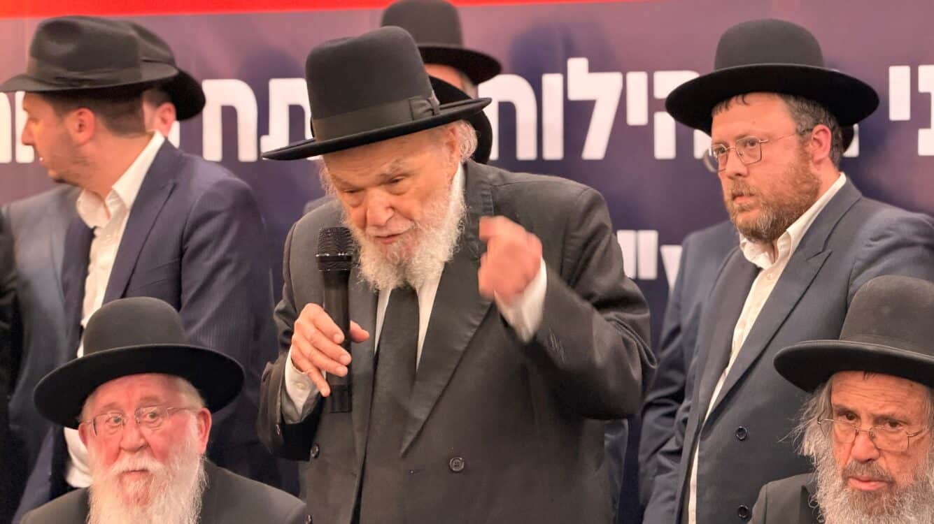 אחדות בפתח תקווה: כלל רבני העיר בכינוס חירום למען יהדות התורה