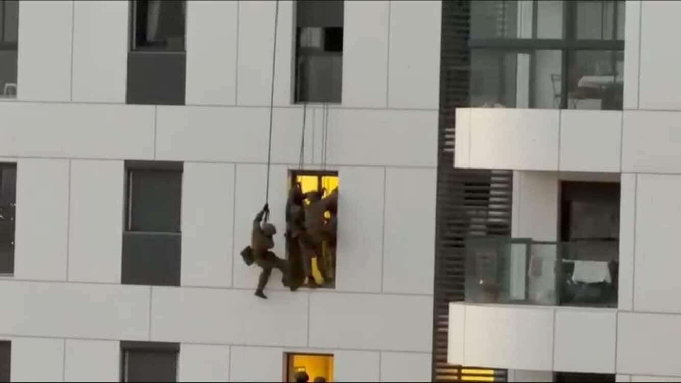 אישה איימה לקפוץ מהחלון: לוחמי צוות "הקופים" גלשו מהגג