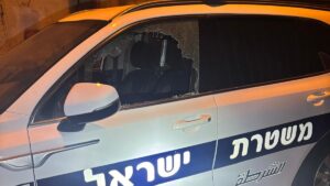ניפץ שמשות של משטרה ואמבולנס בתל אביב – ונעצר עם פטיש