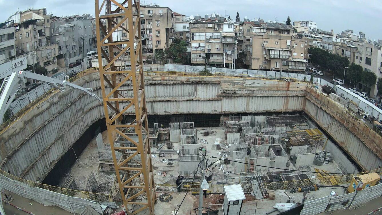עגורן ענק צמח במרכז בני ברק: החלו העבודות במתחם בנדיקט