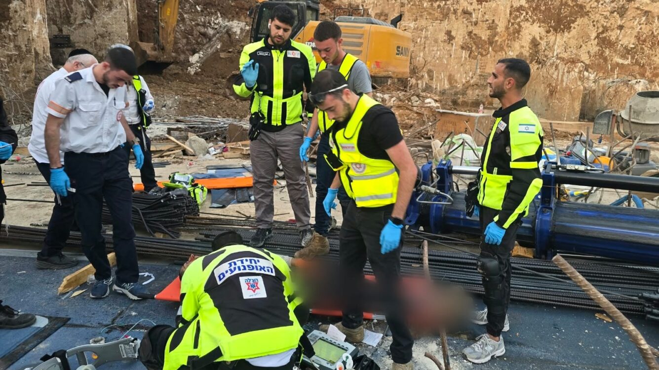 אסון במתחם הבורסה: מנוף קרס ממשאית - פועל נלכד ונהרג