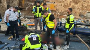אסון במתחם הבורסה: מנוף קרס ממשאית - פועל נלכד ונהרג
