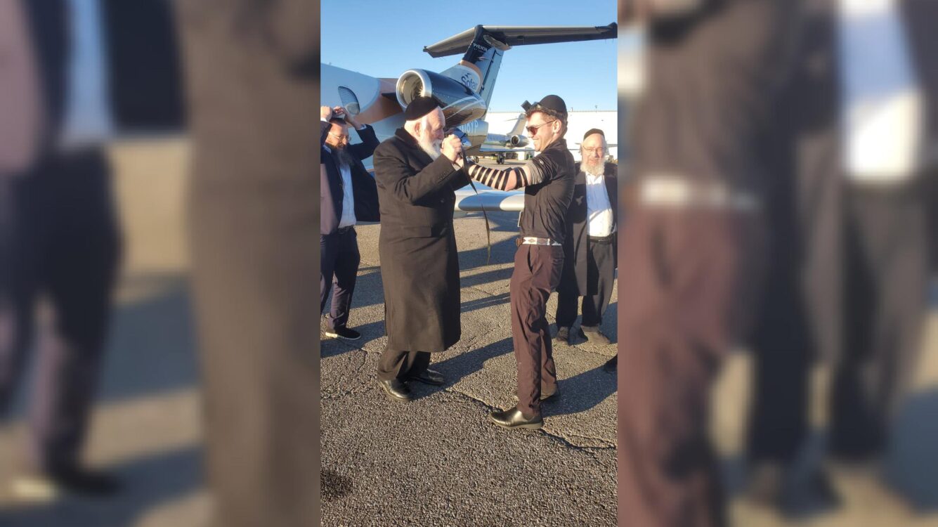 בר מצווה מאוחרת: הטייס שהתגלה כיהודי והניח תפילין לראשונה בחייו