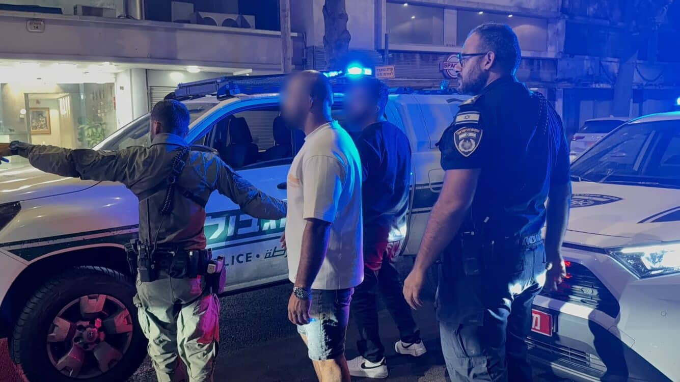 עברו באור אדום ונעצרו: זה מה שגילו השוטרים בתוך הרכב