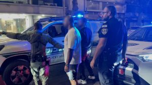 עברו באור אדום ונעצרו: זה מה שגילו השוטרים בתוך הרכב