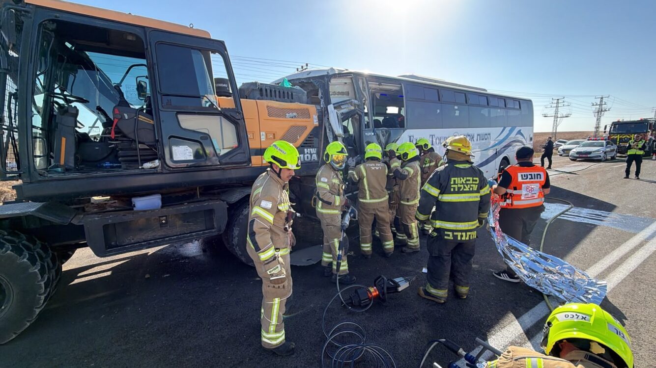אסון בכביש 25: נהג האוטובוס נהרג, 24 נפצעו בתאונה עם טרקטור