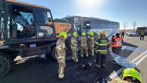 אסון בכביש 25: נהג האוטובוס נהרג, 24 נפצעו בתאונה עם טרקטור