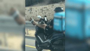 שתי רגליים על הכידון: שליח וולט תועד בכביש 4 במצב מסוכן
