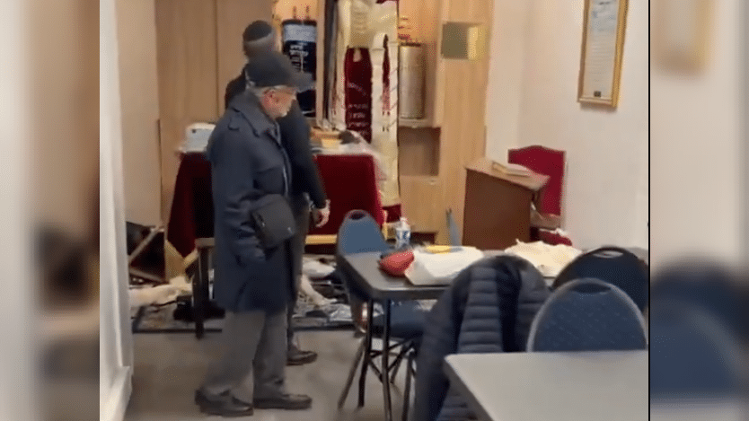 ספרי קודש הושלכו לרצפה: השחתה בבית כנסת בלב פריז