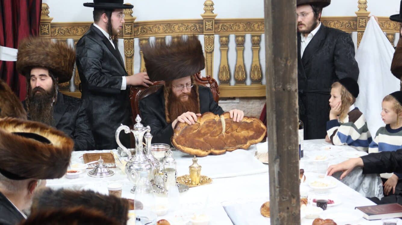 ירח האיתנים בחצר הקודש קאליב