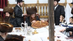 ירח האיתנים בחצר הקודש קאליב