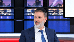 "מבטיח לחזור": מועמד 'דגל' פרסם בשידור את הטלפון שלו