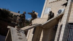 הלוחמים פשטו על הכפרים: מאות איתורים נסרקו ובית המחבל נהרס