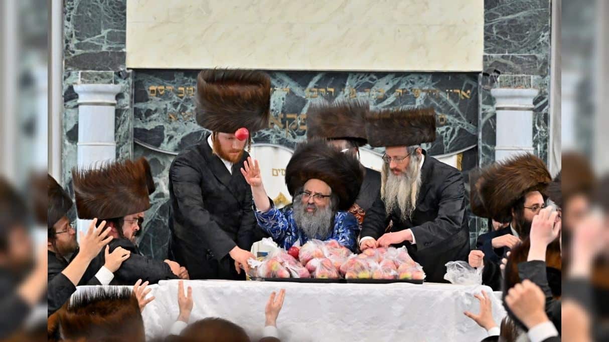 מעמד נעילת החג והקפות שניות בבית המדרש של סאטמאר בב"ב