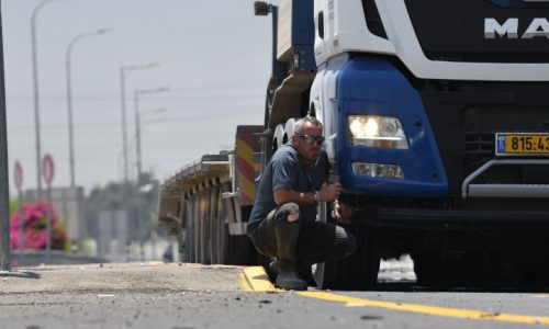 נהג משאית יורד לצד הכביש בזמן אזעקת אמת באשקלון (אילוסטרציה) /// צילום: Gili Yaari/Flash90l