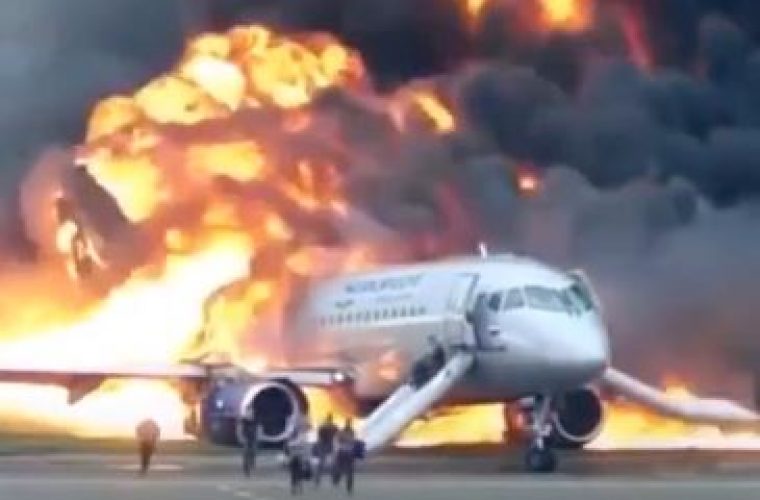 מטוס עולה באש