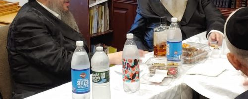 004 מעמד הלחיים לאחר תפילת שחרית בעיר באסטאן יחד עם דודו אדמור מבאסטאן